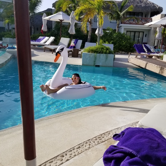 Meet your Posher, Cyrene - Picture 3 of 8